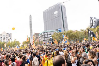 Barselona, İspanya ~ 18 Ekim 2019: siyasi tutukluların serbest bırakılması için barışçıl bir gösteri yapan insanlar