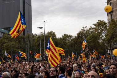 Barselona, İspanya ~ 18 Ekim 2019: siyasi tutukluların serbest bırakılması için barışçıl bir gösteri yapan insanlar