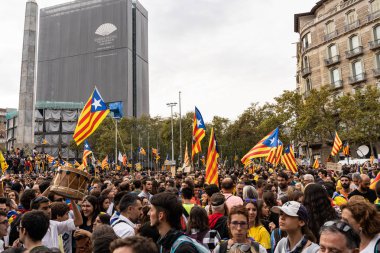 Barselona, İspanya ~ 18 Ekim 2019: siyasi tutukluların serbest bırakılması için barışçıl bir gösteri yapan insanlar