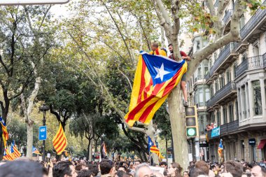 Barselona, İspanya ~ 18 Ekim 2019: siyasi tutukluların serbest bırakılması için barışçıl bir gösteri yapan insanlar