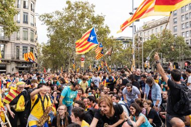 Barselona, İspanya ~ 18 Ekim 2019: siyasi tutukluların serbest bırakılması için barışçıl bir gösteri yapan insanlar