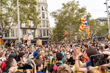 Barselona, İspanya ~ 18 Ekim 2019: siyasi tutukluların serbest bırakılması için barışçıl bir gösteri yapan insanlar