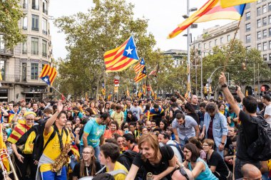 Barselona, İspanya ~ 18 Ekim 2019: siyasi tutukluların serbest bırakılması için barışçıl bir gösteri yapan insanlar