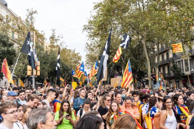 Barselona, İspanya ~ 18 Ekim 2019: siyasi tutukluların serbest bırakılması için barışçıl bir gösteri yapan insanlar