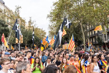 Barselona, İspanya ~ 18 Ekim 2019: siyasi tutukluların serbest bırakılması için barışçıl bir gösteri yapan insanlar