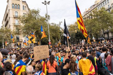 Barselona, İspanya ~ 18 Ekim 2019: siyasi tutukluların serbest bırakılması için barışçıl bir gösteri yapan insanlar