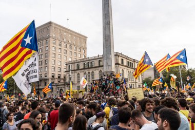 Barselona, İspanya ~ 18 Ekim 2019: siyasi tutukluların serbest bırakılması için barışçıl bir gösteri yapan insanlar