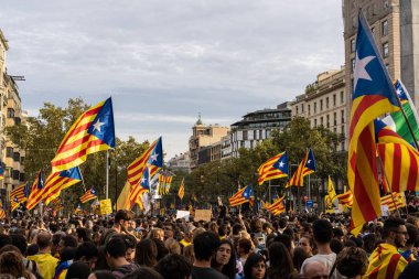 Barselona, İspanya ~ 18 Ekim 2019: siyasi tutukluların serbest bırakılması için barışçıl bir gösteri yapan insanlar