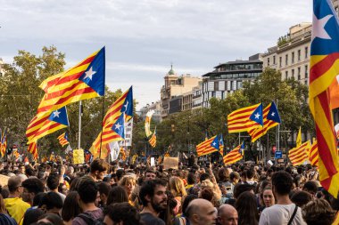 Barselona, İspanya ~ 18 Ekim 2019: siyasi tutukluların serbest bırakılması için barışçıl bir gösteri yapan insanlar