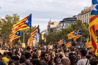 Barselona, İspanya ~ 18 Ekim 2019: siyasi tutukluların serbest bırakılması için barışçıl bir gösteri yapan insanlar