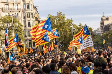 Barselona, İspanya ~ 18 Ekim 2019: siyasi tutukluların serbest bırakılması için barışçıl bir gösteri yapan insanlar