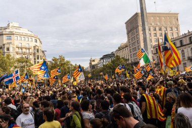 Barselona, İspanya ~ 18 Ekim 2019: siyasi tutukluların serbest bırakılması için barışçıl bir gösteri yapan insanlar