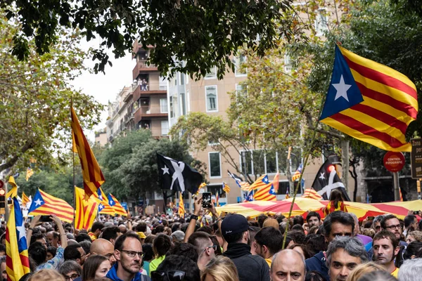 Barcelona, Espanha chalé 18 de outubro de 2019: pessoas que se manifestam pacificamente pela libertação de presos políticos — Fotografia de Stock