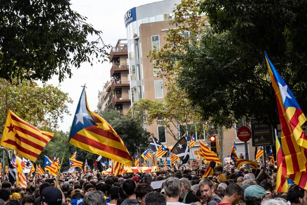 Barcelona, Spanien 18 oktober 2019: människor som fredligt demonstrerar för frigivning av politiska fångar — Stockfoto