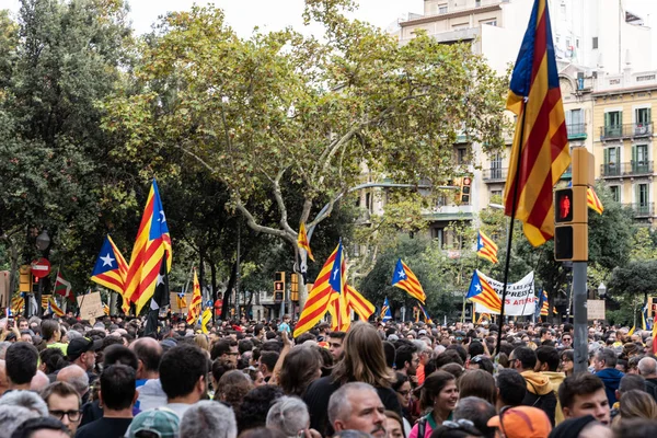 Barcellona 18 ottobre 2019: le persone che manifestano pacificamente per la liberazione dei prigionieri politici — Foto Stock