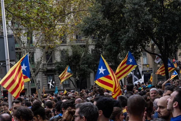 Barcelona, Espanha chalé 18 de outubro de 2019: pessoas que se manifestam pacificamente pela libertação de presos políticos — Fotografia de Stock