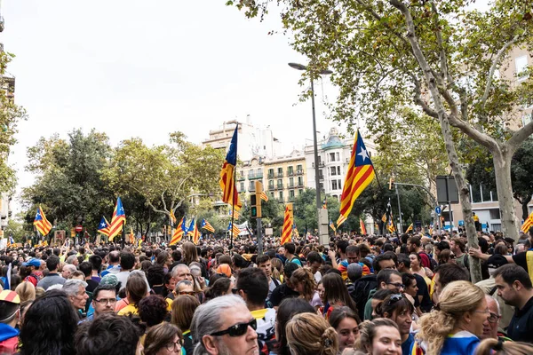 Barcelona, Spanien 18 oktober 2019: människor som fredligt demonstrerar för frigivning av politiska fångar — Stockfoto