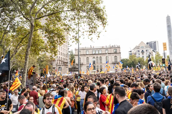 Barcelona, Espanha chalé 18 de outubro de 2019: pessoas que se manifestam pacificamente pela libertação de presos políticos — Fotografia de Stock