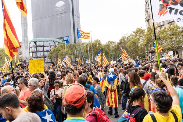 Barcelona, Espanha chalé 18 de outubro de 2019: pessoas que se manifestam pacificamente pela libertação de presos políticos — Fotografia de Stock