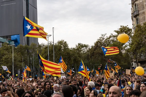 Barcelona, Espanha chalé 18 de outubro de 2019: pessoas que se manifestam pacificamente pela libertação de presos políticos — Fotografia de Stock