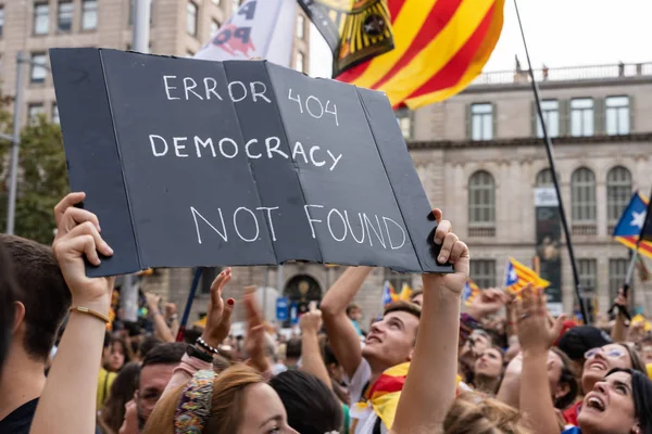Barcelona, Spanje 18 oktober 2019: mensen die vreedzaam demonstreren voor de vrijlating van politieke gevangenen — Stockfoto