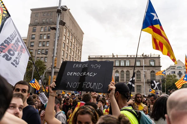 Barcelona, España, 18 de octubre de 2019: personas manifestándose pacíficamente por la liberación de presos políticos —  Fotos de Stock
