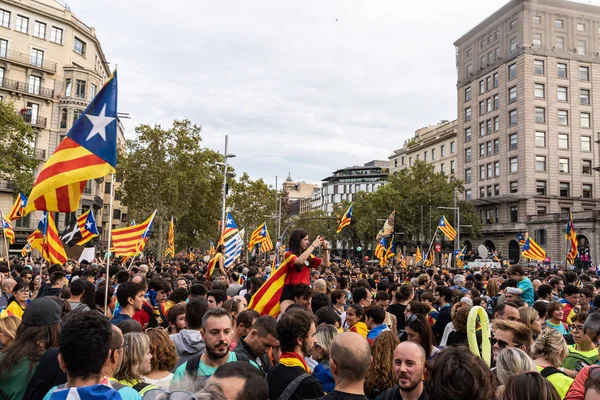 Barcelona, Spanien 18 oktober 2019: människor som fredligt demonstrerar för frigivning av politiska fångar — Stockfoto
