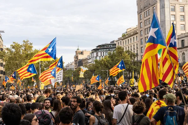 Barcelona, Espanha chalé 18 de outubro de 2019: pessoas que se manifestam pacificamente pela libertação de presos políticos — Fotografia de Stock