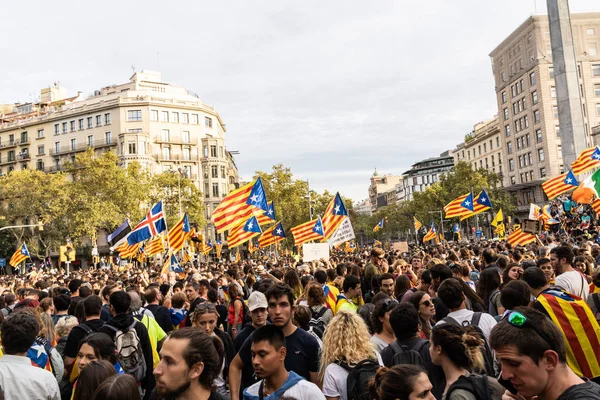 Barcelona, Španělsko 18. října 2019: lidé pokojně demonstrují za propuštění politických vězňů — Stock fotografie