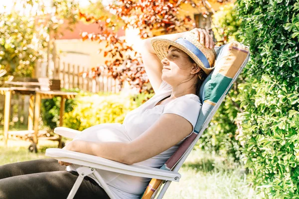 Zwangere Vrouw Zonnebaden Tuin Zomerzwangere Vrouw Zonnebaden Tuin Zomer Met — Stockfoto