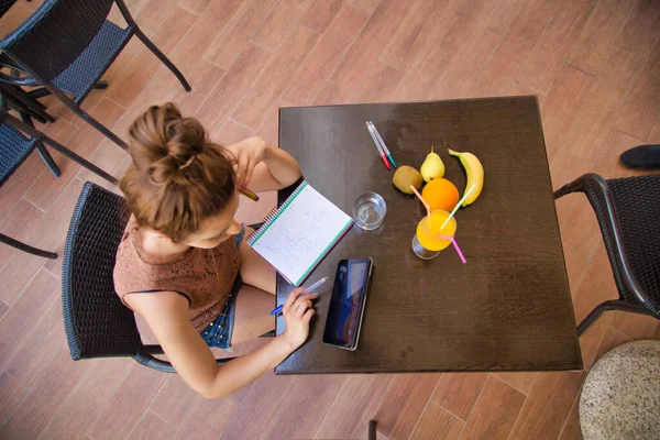 Luftbild Einer Jungen Frau Die Mit Einem Tablet Arbeitet Während — Stockfoto