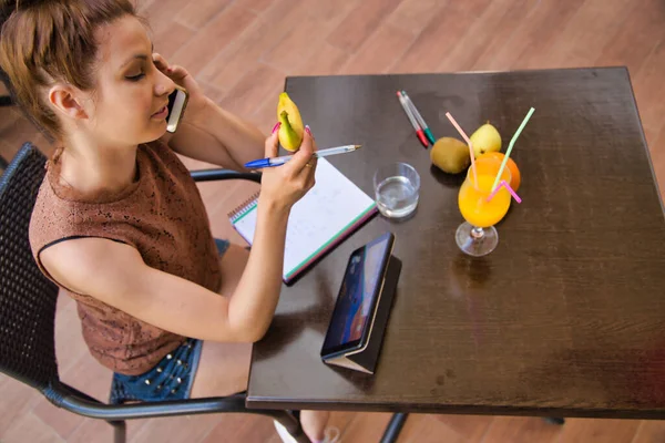 Luftbild Einer Frau Die Mit Einem Tablet Arbeitet Während Sie — Stockfoto