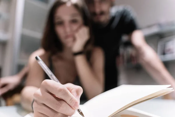 Selectieve Focus Hand Van Een Meisje Schrijven Een Notebook Met — Stockfoto