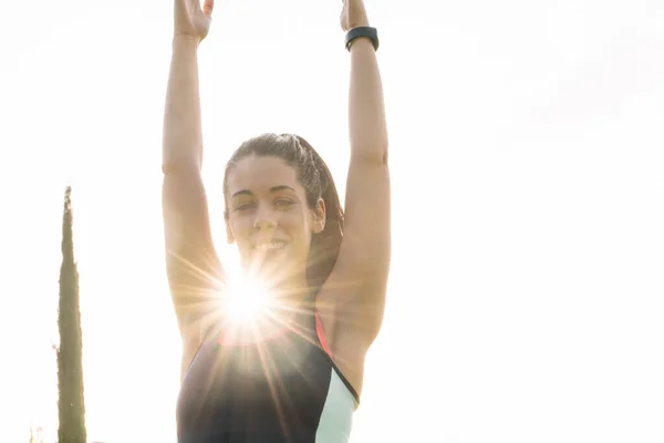 Vrouw Met Haar Armen Omhoog Doen Yoga Met Stralen Van — Stockfoto