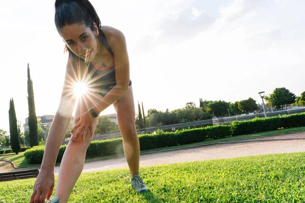 Jonge Vrouw Die Zich Uitstrekt Een Park Met Zonnestralen Die — Stockfoto