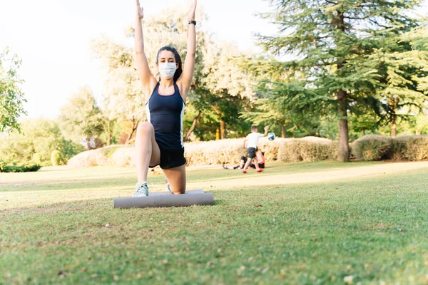 Woman Facing Camera While Doing Yoga Pose Mattress Park Wearing — Stock Photo, Image