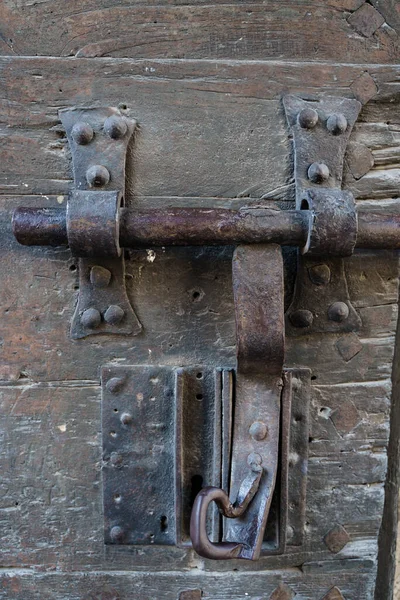 Foto Vertical Una Vieja Cerradura Una Puerta Oxidada Con Madera — Foto de Stock