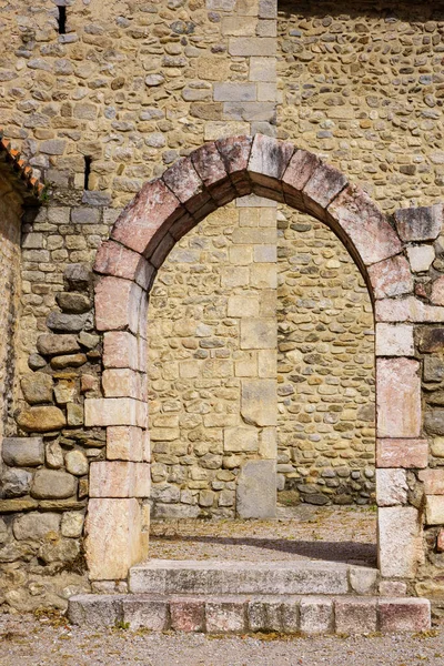 Foto Vertical Arco Pedra Uma Igreja Medieval Villefranche Conflent França — Fotografia de Stock