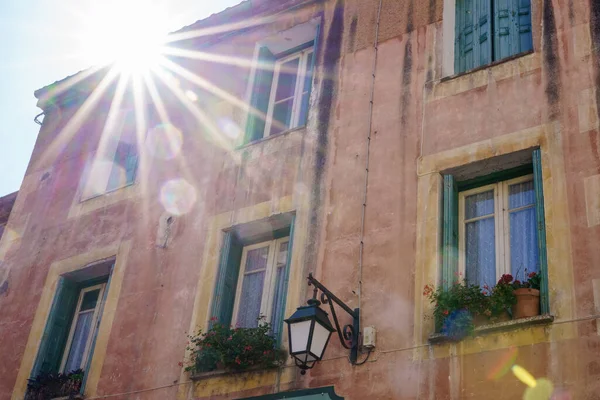 Rayos Sol Saliendo Una Antigua Fachada Del Edificio Con Ventanas —  Fotos de Stock