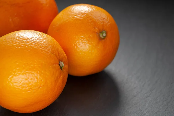 Orangen Auf Schiefergrund — Stockfoto