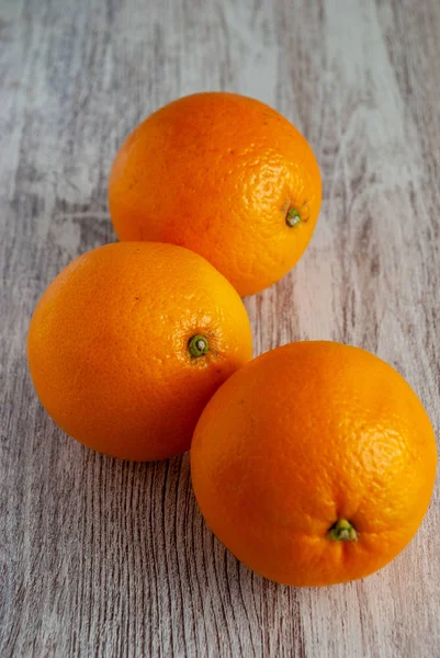 Bovenaanzicht Van Drie Sinaasappelen Witte Houten Achtergrond — Stockfoto