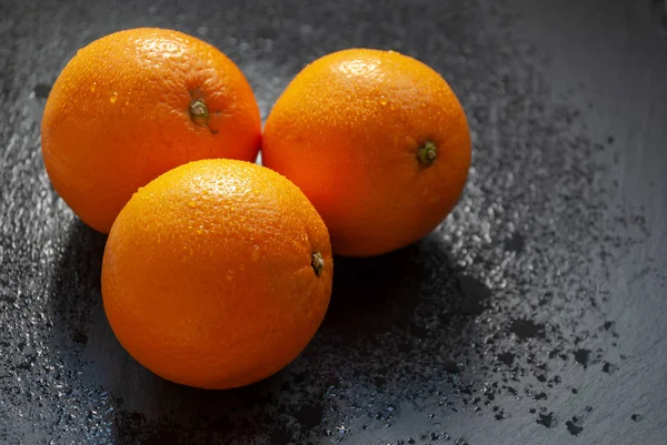 Drei Frische Orangen Auf Schwarzem Hintergrund — Stockfoto