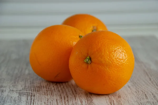 Tre Apelsiner Vit Trä Bakgrund — Stockfoto
