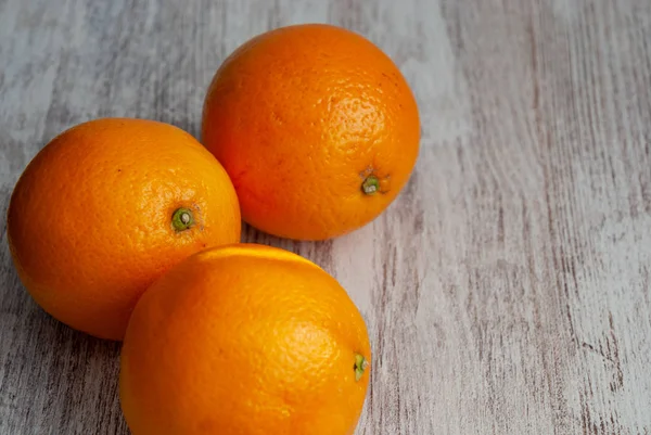 Draufsicht Auf Drei Orangen Auf Weißem Holzhintergrund Mit Kopierraum — Stockfoto