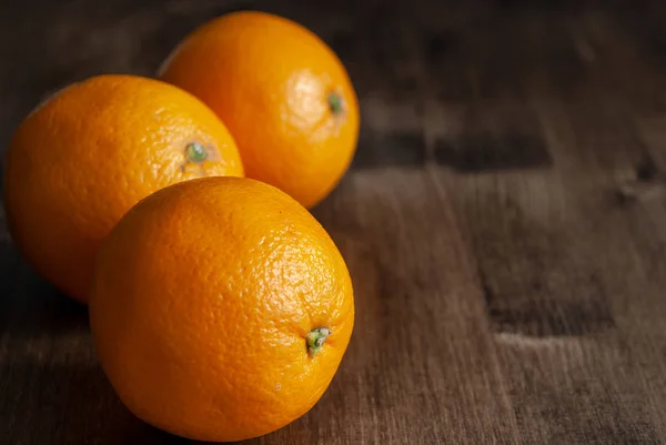 Drei Orangen Auf Dunklem Holzhintergrund Mit Kopierraum — Stockfoto