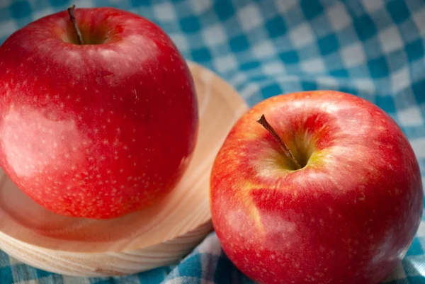 Zwei Rote Äpfel Auf Blau Weiß Kariertem Tuch Nahaufnahme Konzentriert — Stockfoto