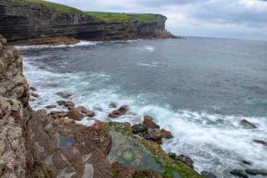 Deniz cliff uzun pozlama ile. Cantabria bir bulutlu yaz günü. İspanya