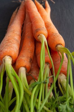 Havuç arduvaz arka plan üzerinde demet dikey portre