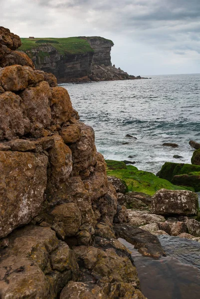Sziklák Egy Cliff Táj Részlete Cantabria Coast Felhős Nyári Nap — Stock Fotó