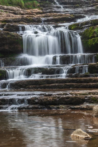 Cantabria uzun pozlama şelale. İspanya
